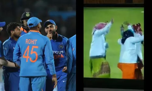 వైరల్ వీడియో.. గ్రౌండ్లోనే చిందేసి సంబరాలు చేసుకున్న అభిమానులు వైరల్ వీడియో.. గ్రౌండ్లోనే చిందేసి సంబరాలు చేసుకున్న అభిమానులు