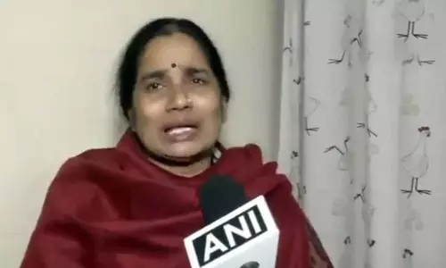 సలహాలు ఇవ్వడానికి ఇందిరా ఎవరు .. ? నిర్భయ తల్లి ఫైర్‌