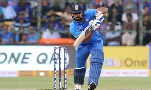 IND V AUS 3rd ODI : ఆసీస్ బౌలర్లపై చెలరేగుతున్న రోహిత్