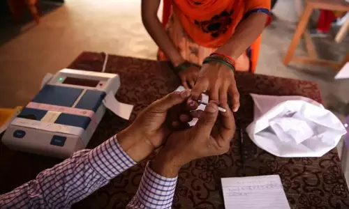 పోలింగ్ పరిధిలో సంస్థలకు లోకల్ హాలిడే ఇవ్వాలి : ఎస్‌ఈసీ