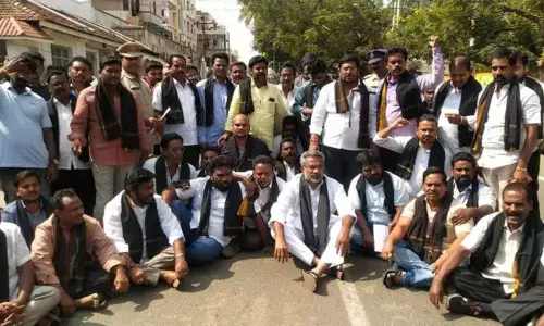 Kakinada: కర్నూలులో న్యాయ రాజధానికి వ్యతిరేకంగా ధర్నా Kakinada: కర్నూలులో న్యాయ రాజధానికి వ్యతిరేకంగా ధర్నా