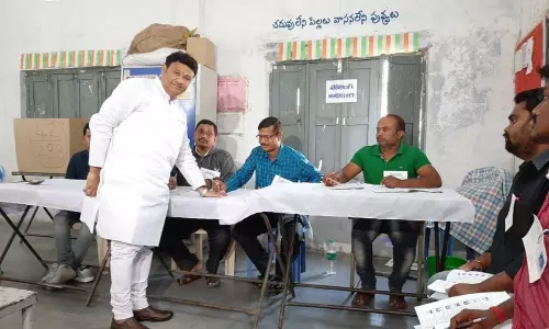 Municipal elections 2020: ఓటు హక్కును వినియోగించుకున్న ఎమ్మెల్యే గణేష్ బిగాల