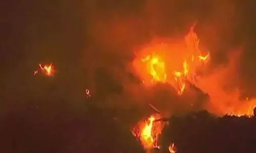 ప్రేమ పేరిట యువతి ఇంటిపై పెట్రోల్ దాడి.. నలుగురు సజీవదహనం ప్రేమ పేరిట యువతి ఇంటిపై పెట్రోల్ దాడి.. నలుగురు సజీవదహనం