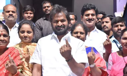 Municipal Elections 2020: ఓటు హక్కు వినియోగించుకున్న మంత్రి శ్రీనివాస్ గౌడ్