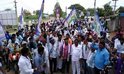 Andhra Pradesh: మూడు రాజధానులుకు మద్దతుగా వైకాపా ఆధ్వర్యంలో బైక్ ర్యాలీ