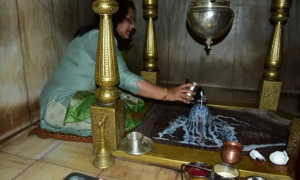 Telangana: భ్రమరాంబ మల్లికార్జున స్వామికి ప్రత్యేక పూజలు చేసిన కలెక్టర్
