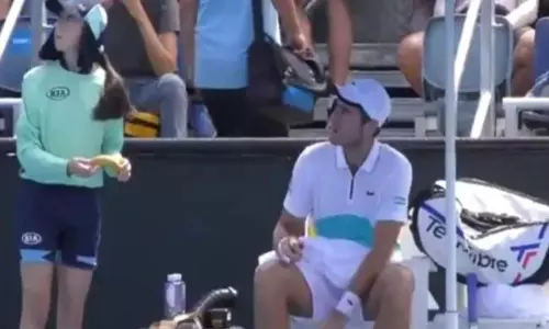 అరటిపండు తొక్క తీసివ్వమన్న ఆటగాడు.. ఆమె నీ పనిమనిషి కాదంటూ అంపైర్ వార్నింగ్!