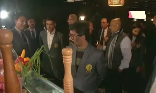 సీఎంతో కలిసి ఉల్లి కాడలతో ఈల వేసిన ధోని