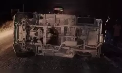 వైసీపీ ఎమ్మెల్యే కాన్వాయ్లోని వాహనం బోల్తా వైసీపీ ఎమ్మెల్యే కాన్వాయ్లోని వాహనం బోల్తా