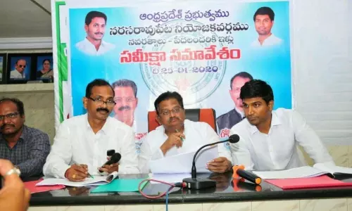 Narasaraopeta: ప్రభుత్వ ఇళ్లను త్వరిగతిన అధికారులు పూర్తి చేయాలి: ఎమ్మెల్యే