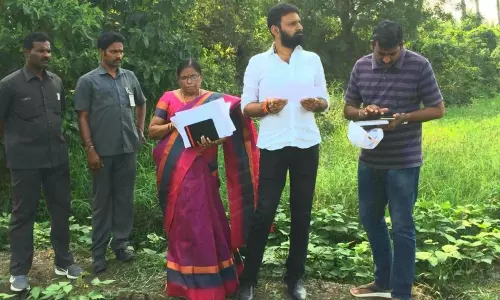 తాహసిల్దార్ తో కలిసి భూసేకరణను పరిశీలిస్తున్న మంత్రి కొడాలి నాని