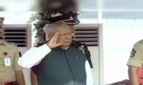 జాతీయజెండా ఎగురవేసిన గవర్నర్ బిశ్వభూషన్ హరిచందన్ జాతీయజెండా ఎగురవేసిన గవర్నర్ బిశ్వభూషన్ హరిచందన్