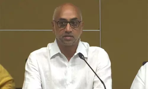 పోలీసులే సివిల్ దుస్తువుల్లో వచ్చి రాళ్లేశారు పోలీసులే సివిల్ దుస్తువుల్లో వచ్చి రాళ్లేశారు