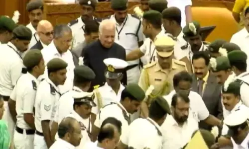 కేరళ అసెంబ్లీలో హైడ్రామా.. గవర్నర్ ఆరిఫ్ ఖాన్పై సభలో ఆందోళన కేరళ అసెంబ్లీలో హైడ్రామా.. గవర్నర్ ఆరిఫ్ ఖాన్పై సభలో ఆందోళన