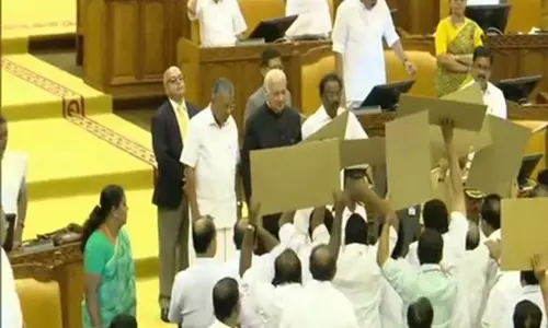 కేరళ అసెంబ్లీ సెషన్స్ లో హై డ్రామా గో బ్యాక్ గవర్నర్ అంటూ నినాదాలు కేరళ అసెంబ్లీ సెషన్స్ లో హై డ్రామా గో బ్యాక్ గవర్నర్ అంటూ నినాదాలు