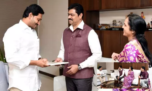 పెళ్లికి పిలిచిన రమేష్‌ను సీఎం జగన్‌ ఏమన్నారు.. జగన్‌ రియాక్షన్‌తో రమేష్‌ షాకయ్యారా?
