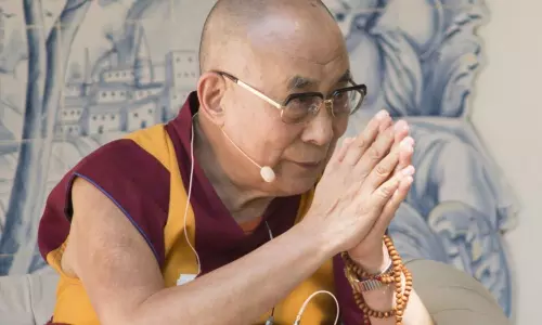 ఈ మంత్రం జపిస్తే చాలు.. కరోనా దరిచేరదంటున్న దలైలామా !