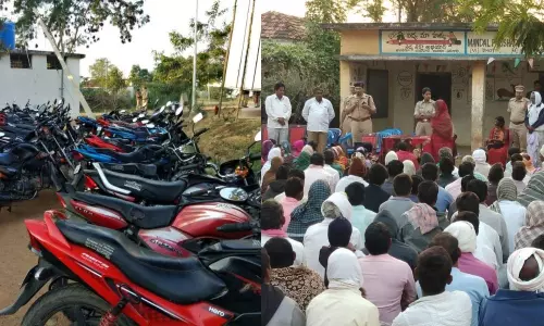 Madnoor: గ్రామంలో కార్టన్ సెర్చ్ 67ద్విచక్ర వాహనాలను సీజ్: జిల్లా ఎస్పీ