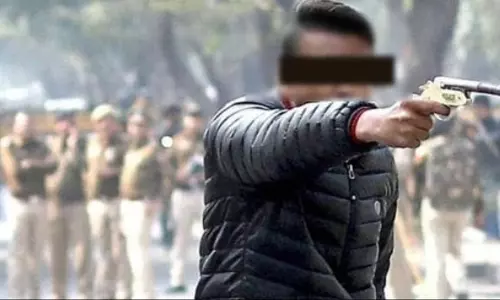 విద్యార్థుల ర్యాలీలో తుపాకీతో యువకుడు హల్చల్.. ఒకరికి గాయాలు.. విద్యార్థుల ర్యాలీలో తుపాకీతో యువకుడు హల్చల్.. ఒకరికి గాయాలు..