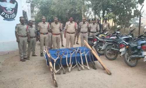 కార్టన్ సెర్చ్ నిర్వహించిన పోలీసులు