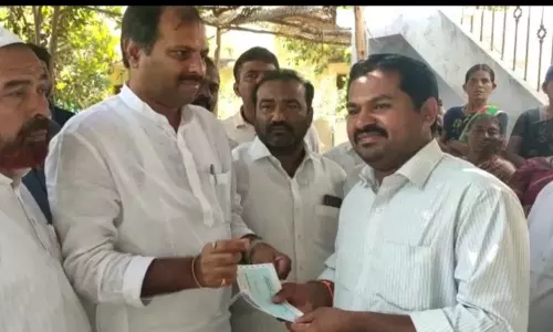 Rayachoti: సీఎం సహాయనిధి చెక్కులు పంపిణీ