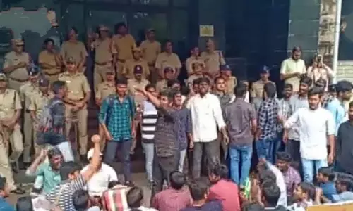 Visakhapatnam: రుసుములు తగ్గించాలని విద్యార్థుల ఆందోళన