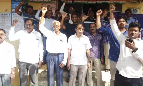 Badvel: రెండవ రోజు స్తంభించిన బ్యాంక్ సేవలు