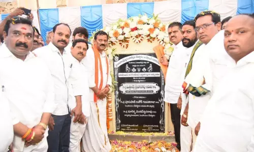 Simhachalam: అభివృద్ధి కార్యక్రమాలకు భూమి పూజ చేసిన మంత్రి అవంతి