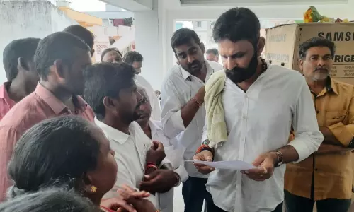 Gudivada: తొలగించిన కార్మికులను విధుల్లోకి తీసుకోవాలి