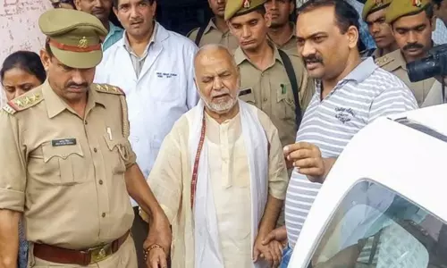 మళ్లీ వార్తల్లోకి స్వామి చిన్మయానంద్.. విద్యార్థినిపై లైంగిక దాడి కేసులో బెయిల్ మళ్లీ వార్తల్లోకి స్వామి చిన్మయానంద్.. విద్యార్థినిపై లైంగిక దాడి కేసులో బెయిల్