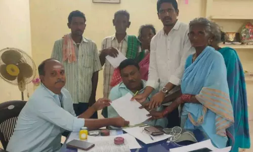 అన్యాయంగా ఫించన్లు రద్దు చేశారంటూ ధర్మవరం గ్రామస్థులు ఆవేదన