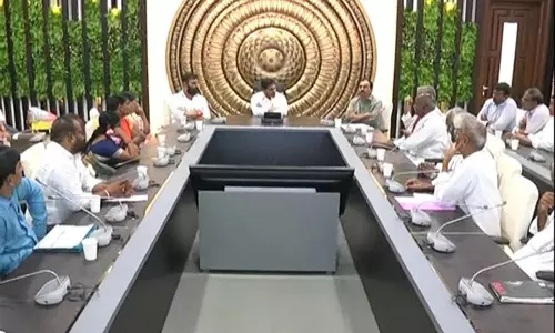 సీఎం జగన్‌ను కలిసిన రాజధాని రైతులు