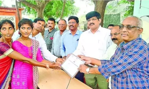 Yelamanchili: ప్రభుత్వ పాఠశాలల విద్యార్థులకు ప్రోత్సాహం