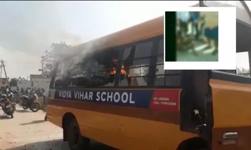 దారుణం: విద్యార్థినిపై వ్యాన్ డ్రైవర్ అత్యాచారం.. స్కూల్ వ్యాన్ తగులపెట్టిన స్థానికులు