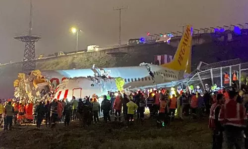 ల్యాండ్‌ అవుతుండగా మూడు ముక్కలైన విమానం..