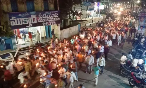 Tuni: రాజధానికి మద్దతుగా తుని లో క్యాండిల్ ర్యాలీ