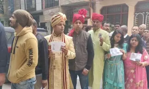 మందకొడిగా పోలింగ్.. మరికాసేపట్లో పెళ్లి అనగా ఓటు వేయడానికి వచ్చిన పెళ్ళికొడుకు