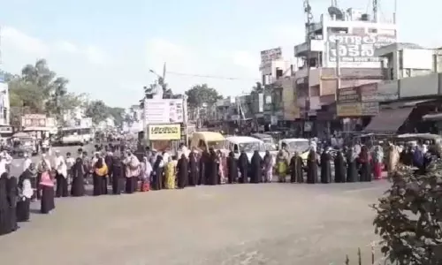 Ponnur: పౌరసత్వ సవరణ చట్టలకు నిరసనగా మానవహారం