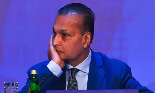 మెడ మీద కత్తిలా రూ.700 కోట్ల అప్పు మెడ మీద కత్తిలా రూ.700 కోట్ల అప్పు