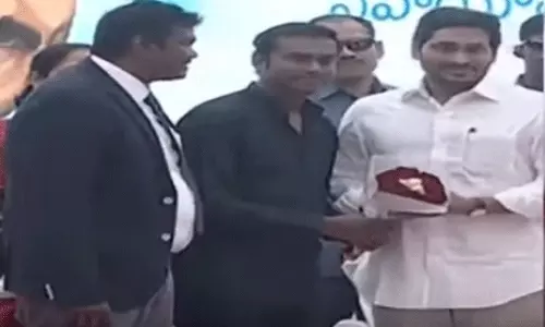 సీఎం జగన్ ను కలిసిన సంగీత దర్శకుడు అనూప్ రూబెన్స్