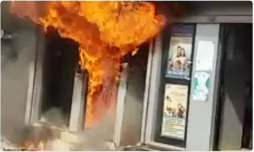 ఏటీఎంలలో పెట్రోల్ పోసి నిప్పంటించిన దుండగులు