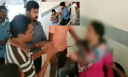 డాక్టర్‌ వెకిలిచేష్టలు.. చితకబాదిన మహిళా ఉద్యోగుల కుటుంబ సభ్యులు !