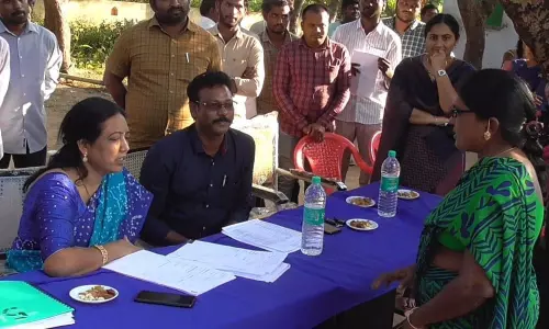 Nellore: పెన్షన్ల పంపిణీ పై ఆందోళన