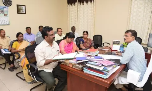 పాఠకులకు అవసరమైన సేవలు అందించే బాధ్యత గ్రంధాలయ అధికారులదే