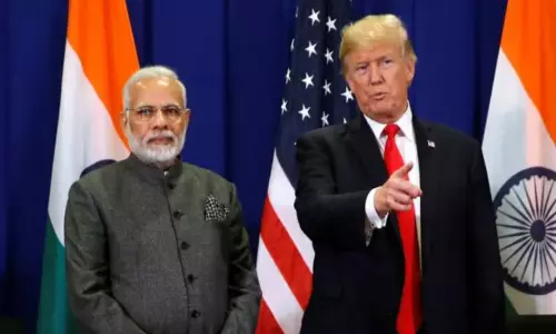 గాంధీనగర్లో మురికివాడ కనిపించకుండా అడ్డుగోడ గాంధీనగర్లో మురికివాడ కనిపించకుండా అడ్డుగోడ