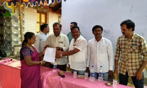 Nakkapalle: పోస్టల్ భీమా చెక్కు అందజేత