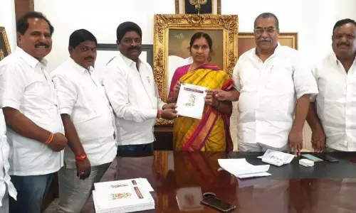 ఏడుపాయల జాతరకు ఎమ్మెల్యే పద్మ దేవేందర్ రెడ్డికి ఆహ్వానం