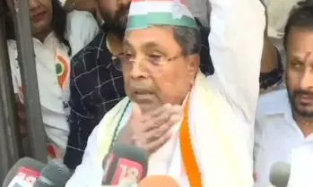 కర్ణాటక మాజీ ముఖ్యమంత్రి సిద్దరామయ్యను అదుపులోకి తీసుకున్న పోలీసులు