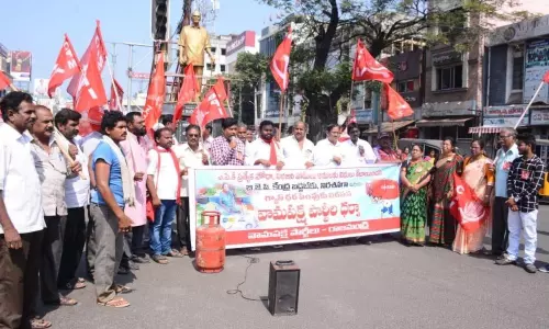 గ్యాస్ ధర పెంపునకు నిరసనగా వామపక్షాల ధర్నా
