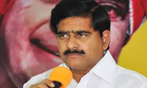 జగన్‌ కళ్లల్లో ఆనందం చూసేందుకే  అలా మాట్లాడుతున్నారు : దేవినేని ఉమ